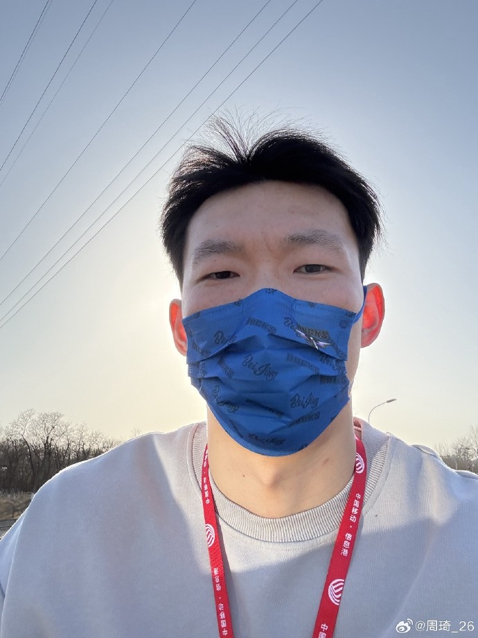 悠閑！周琦騎京牌電動車出行：太陽出來了 開京牌兜兜風！
