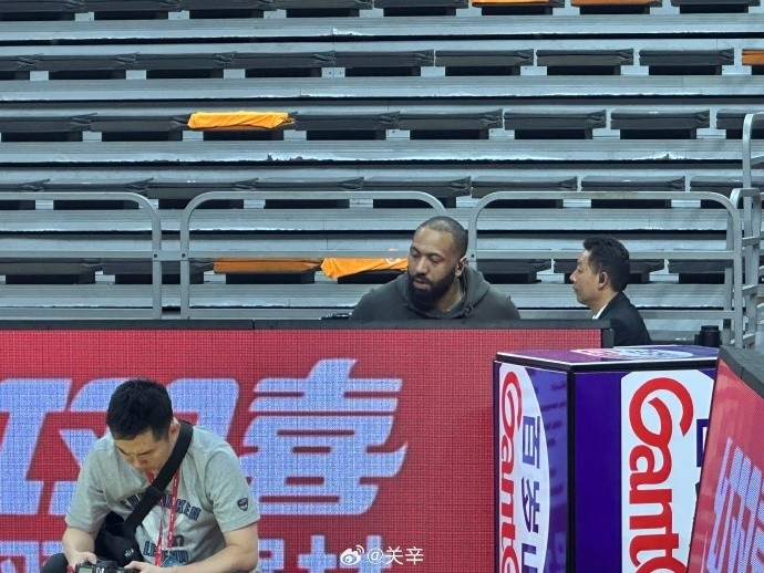 今晚不打？廣東主場迎戰(zhàn)廣廈 吉倫沃特一身便裝現(xiàn)身球館