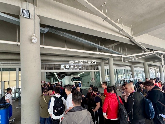 盛況空前！記者曬照：距離中澳之戰(zhàn)還有三小時(shí)，現(xiàn)場(chǎng)記者已超百名