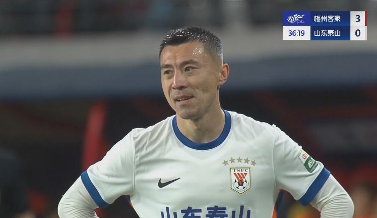 34分鐘0-3落后！36歲鄭錚苦笑36歲大雷沮喪 替補(bǔ)席黃政宇神態(tài)輕松
