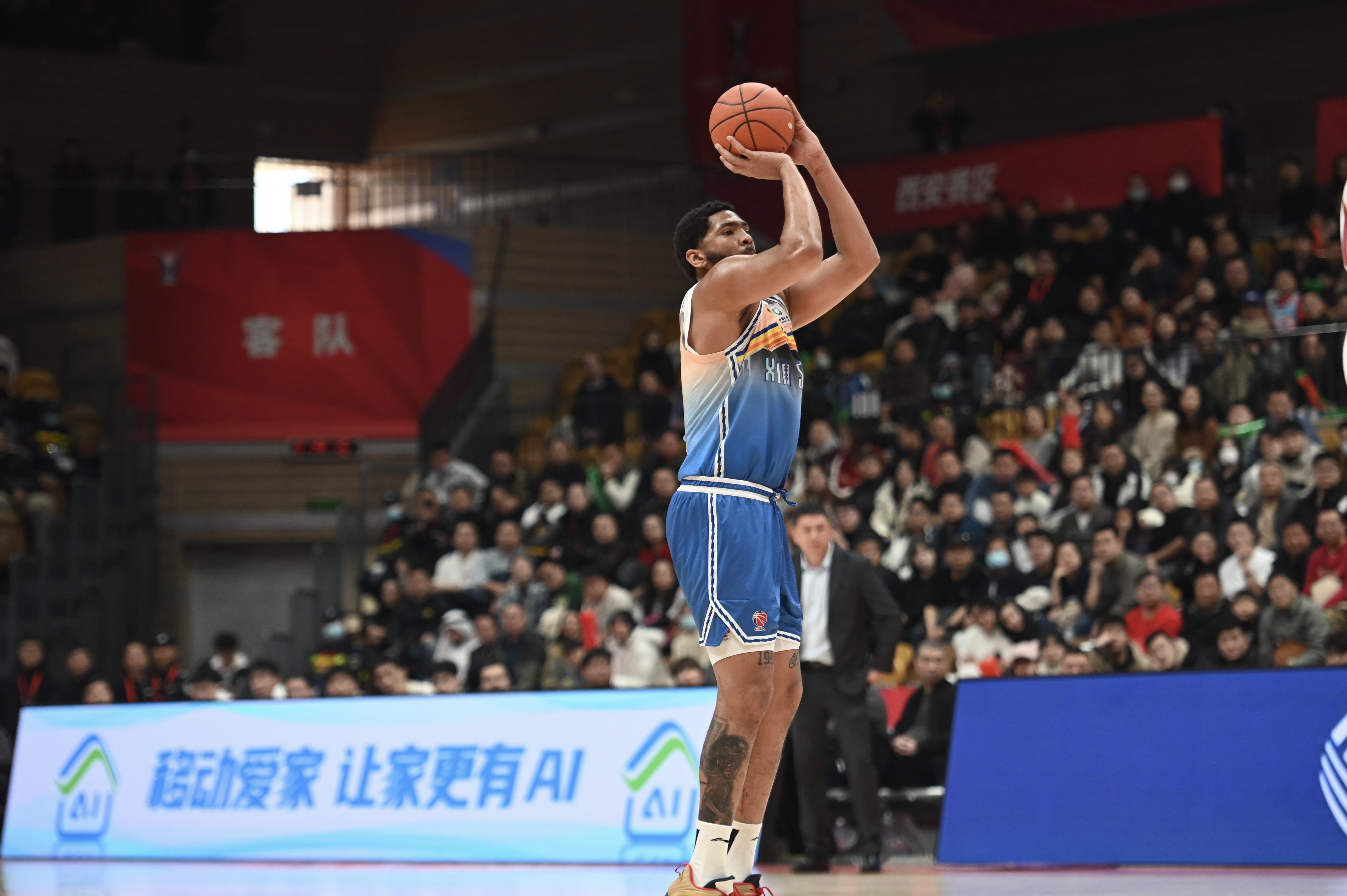 率先發(fā)力！新疆外援勞森首節(jié)7中5拿到11分 三分2中1